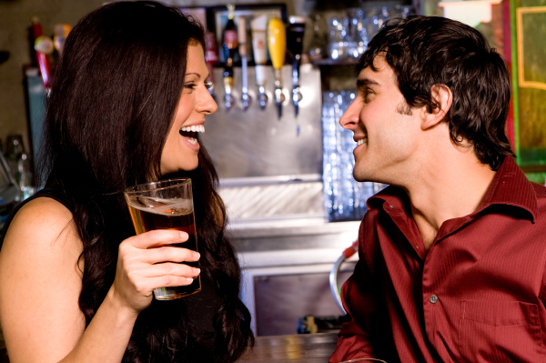 woman-flirting-with-guy-in-bar1